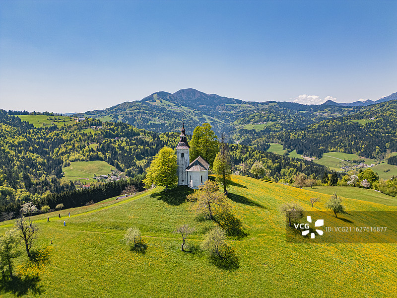 航拍斯洛文尼亚山顶小教堂图片素材