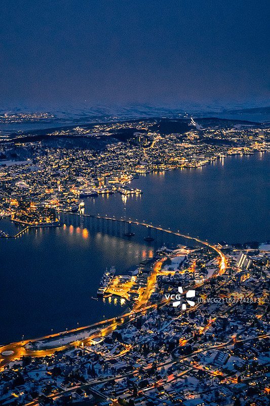 挪威特罗姆瑟观景台夜景图片素材