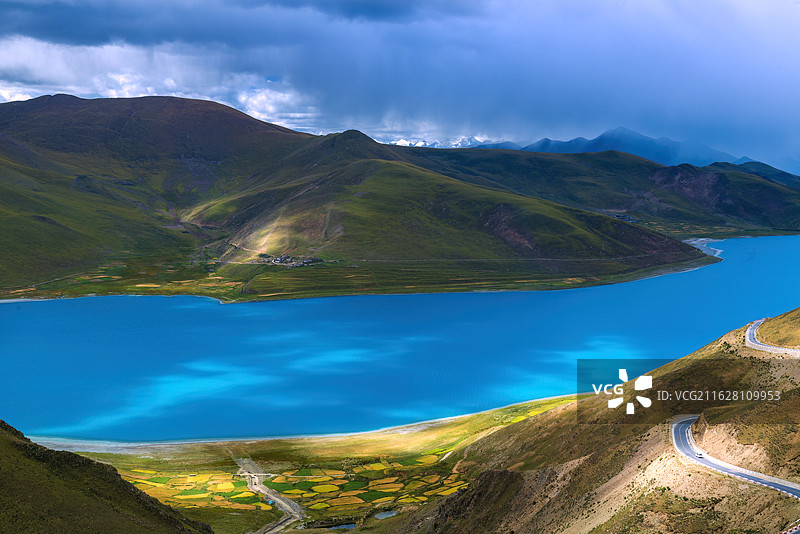 光影下的羊卓雍措图片素材