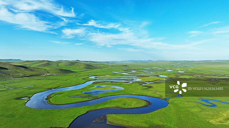 天边草原蜿蜒曲水莫日格勒河图片素材