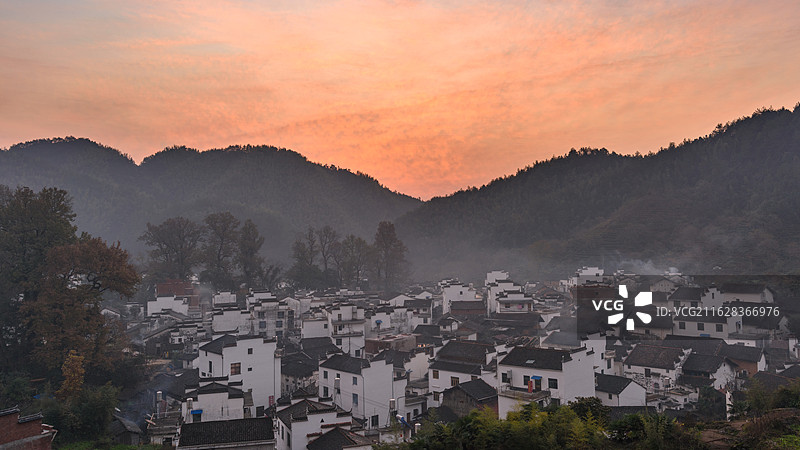 江西省上饶市婺源县大鄣山乡石城村晨雾景色图片素材