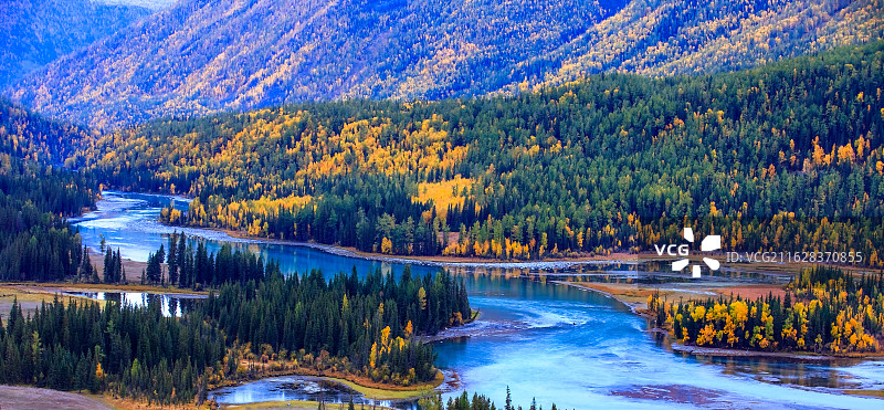 新疆阿勒泰喀纳斯神仙湾秋色图片素材