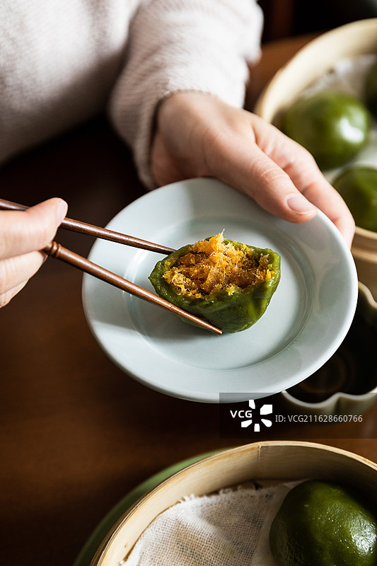 手工艾草青团咸蛋黄肉松青团糯米团子艾稞图片素材