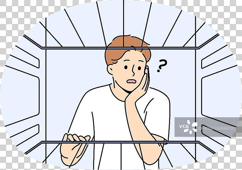 饥饿的男人看到空冰箱，感到紧张图片素材