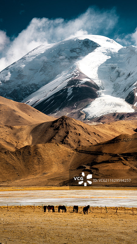 公格尔九别峰的山下图片素材