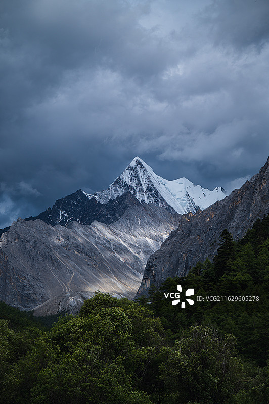 云雾中的雪山图片素材