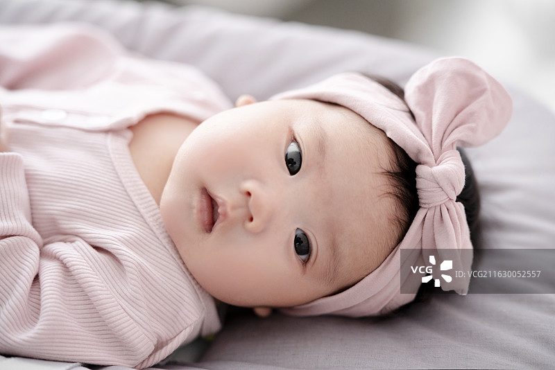 灵气的两个月女婴可爱表情特写图片素材
