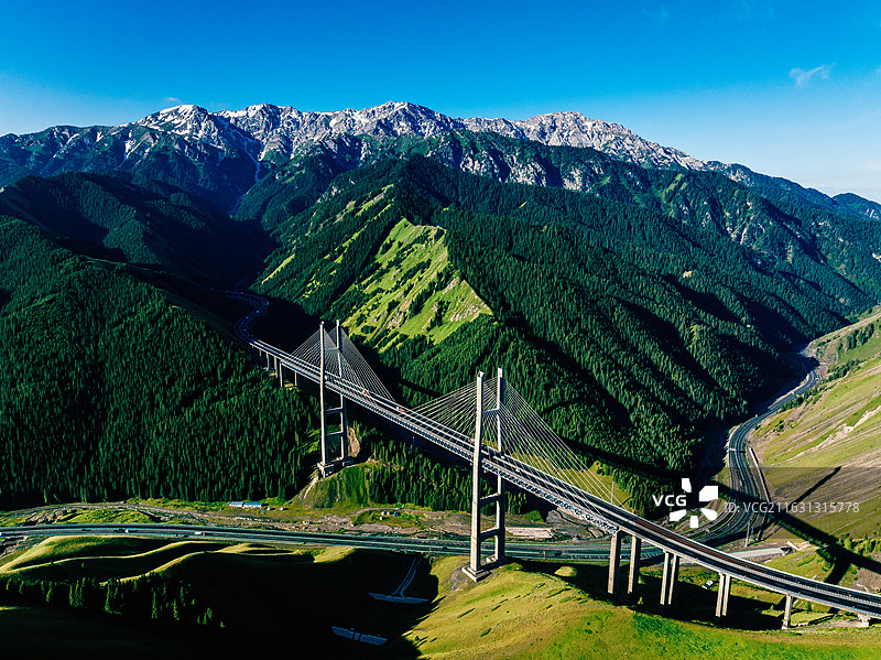 果子沟大桥现代桥梁高山景观宣传素材图片素材