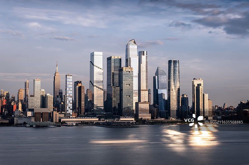 美国纽约曼哈顿城市天际线摩天大楼哈德逊河风光图片素材