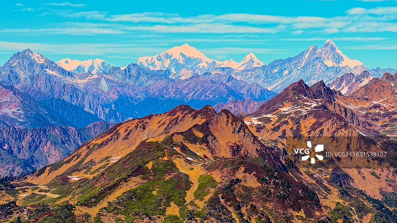 徒步秘境：云南孔雀山冬季风光航拍图片素材