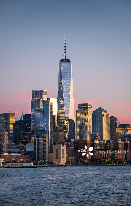 美国纽约曼哈顿世贸中心建筑群哈德逊河畔城市天际线风光图片素材