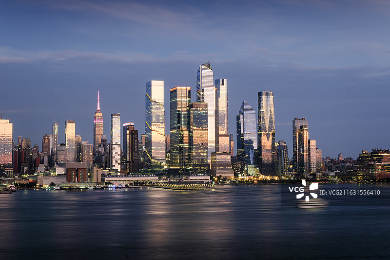 美国纽约曼哈顿城市天际线摩天大楼哈德逊河风光夜景图片素材