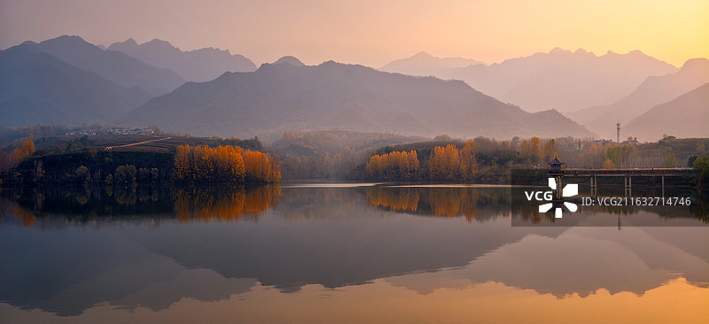 西安许家沟水库秋景 秦岭山水镜面倒影图片素材
