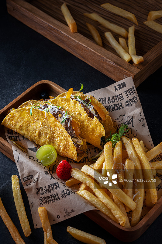 暮色塔可与金色薯条图片素材