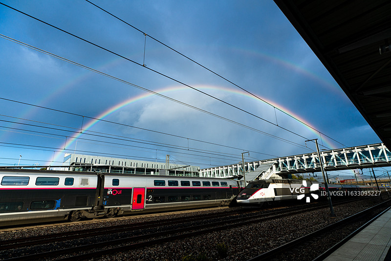 法国香槟沙隆火车站 TGV 高铁双层列车双彩虹铁路轨道景观图片素材