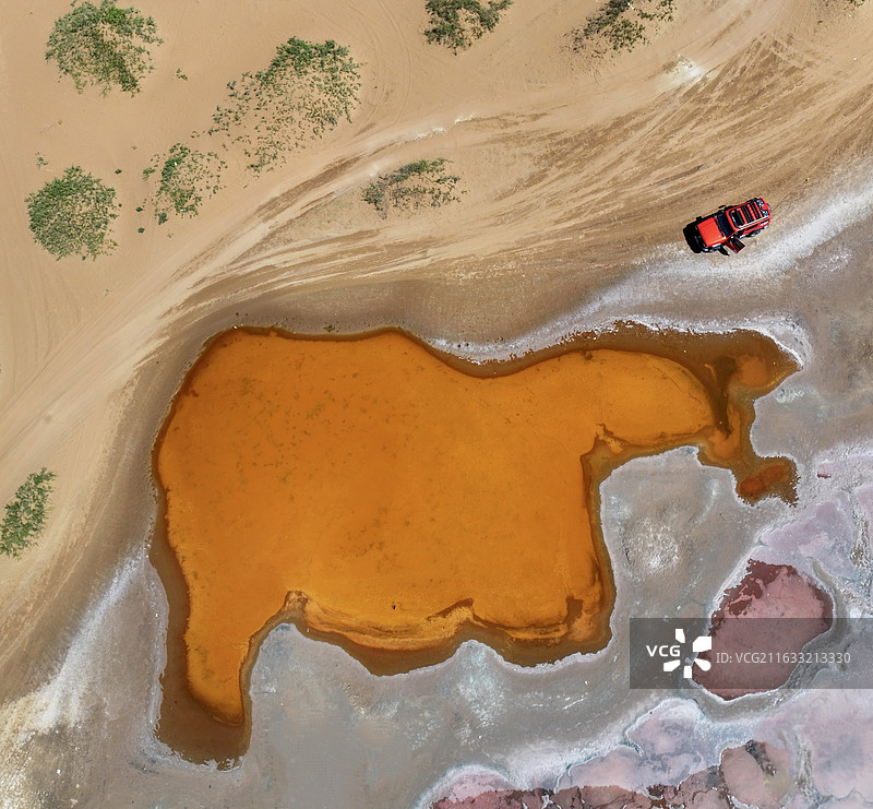 腾格里沙漠中的湖泊图片素材