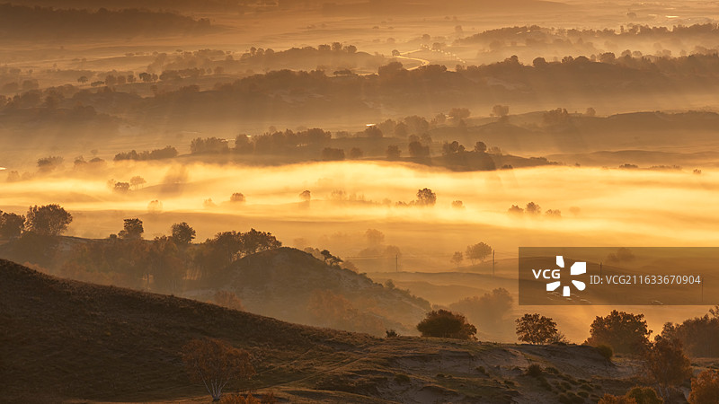 内蒙古赤峰乌兰布统秋季草原丘陵与奇特云彩自然风光图片素材