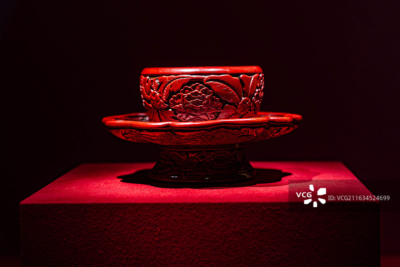故宫博物院故宫文物南迁特展，包括玉器、青铜瓷器及钟表等多种文物，回顾了文物南迁历史。图片素材