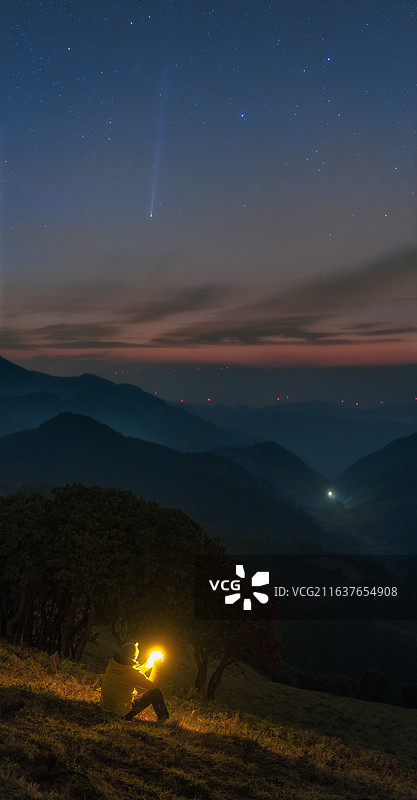 昆明寻甸联合乡马鬃梁子等待来自奥尔特云的彗星C/2025 R3 Pan STARRS图片素材