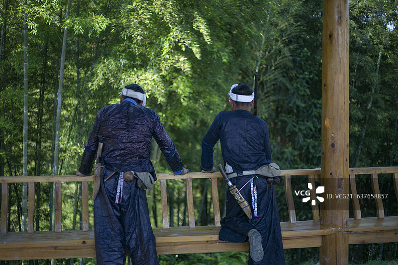 贵州黔东南从江少数民族——岜沙苗寨，这里有独特的镰刀剃头及打火枪民俗图片素材