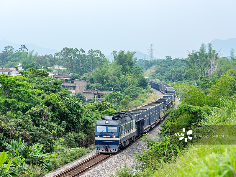 df8b0132牵引货列从北流站方向驶向玉林东站图片素材