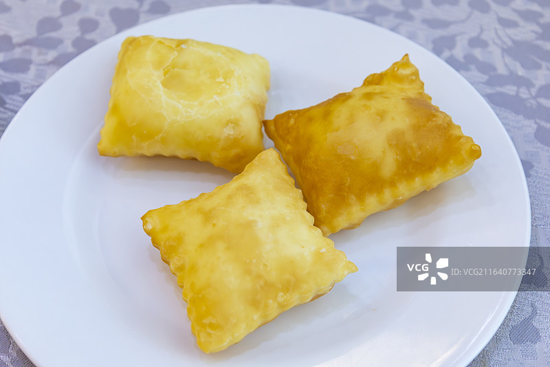 新疆伊犁地区哈萨克族美食伊犁宾馆的地标美食包尔萨克和果酱蜂蜜酥油图片素材