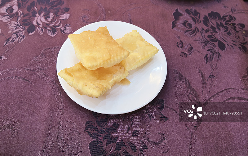 新疆伊犁地区哈萨克族美食伊犁宾馆的地标美食包尔萨克和果酱蜂蜜酥油图片素材