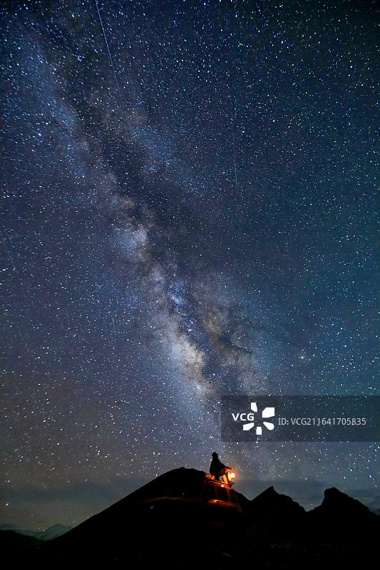 西藏珠穆朗玛峰的山脚巴松村拍摄的银河星空图片素材