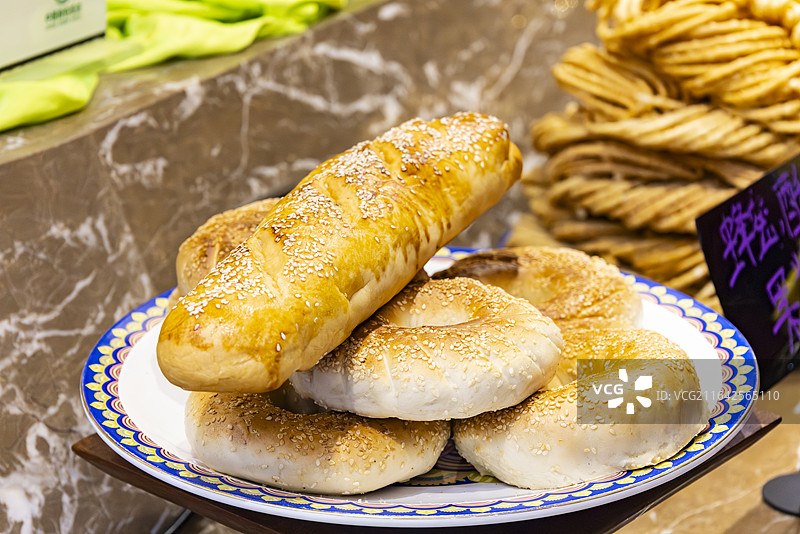 新疆特色美食烤包子包尔萨克‌烤馕奶茶馓子窝窝馕图片素材