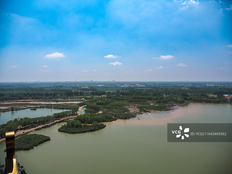 高空视角下的山东滨州蒲湖湿地公园与城市远景图片素材