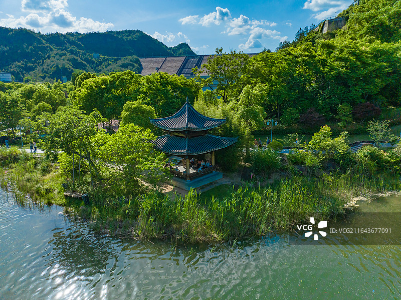 中国浙江省台州市天台县，天台山大瀑布观瀑亭夏日航拍图片素材