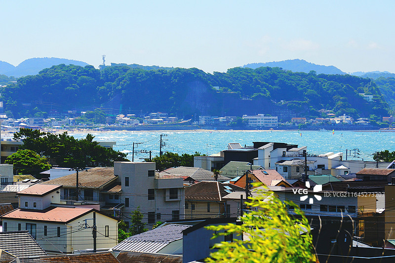 日本神奈川县镰仓市，盛夏从长谷寺眺望湘南海岸图片素材