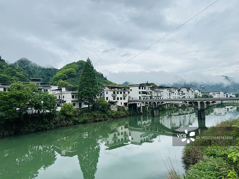 安徽昌溪村河畔临水民居与山间云雾图片素材