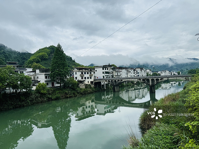 安徽昌溪村河畔临水民居与山间云雾图片素材