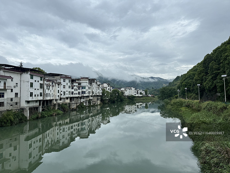 安徽昌溪村河畔临水民居与山间云雾图片素材