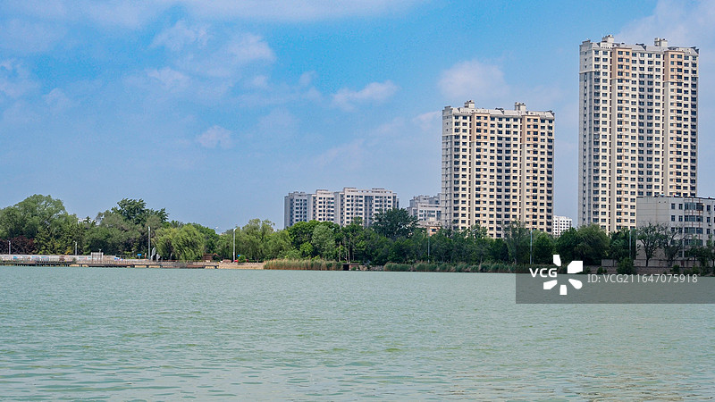 山东滨州蒲湖风景区湖景与城市天际线风光图片素材