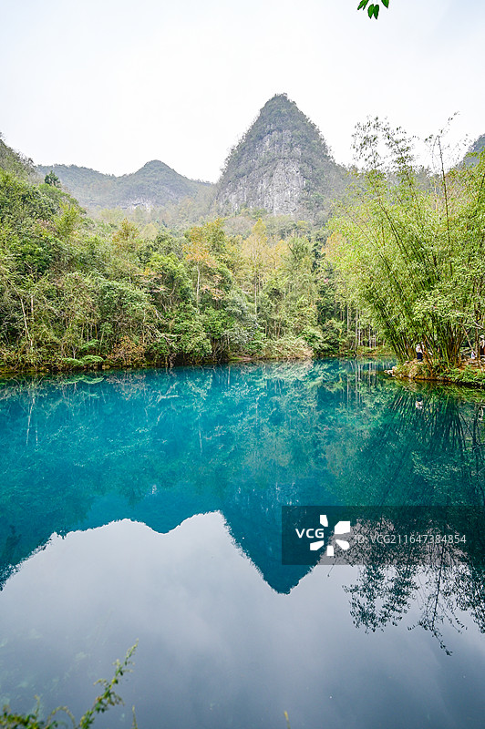 航拍贵州黔南荔波大小七孔景区全景，喀斯特地貌山水风光，碧绿湖水与古桥瀑布自然景观图片素材