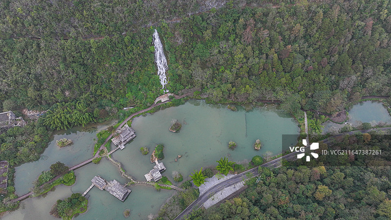 航拍贵州黔南荔波大小七孔景区全景，喀斯特地貌山水风光，碧绿湖水与古桥瀑布自然景观图片素材