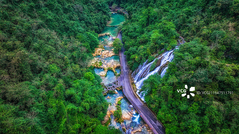 航拍贵州黔南荔波大小七孔景区全景，喀斯特地貌山水风光，碧绿湖水与古桥瀑布自然景观图片素材