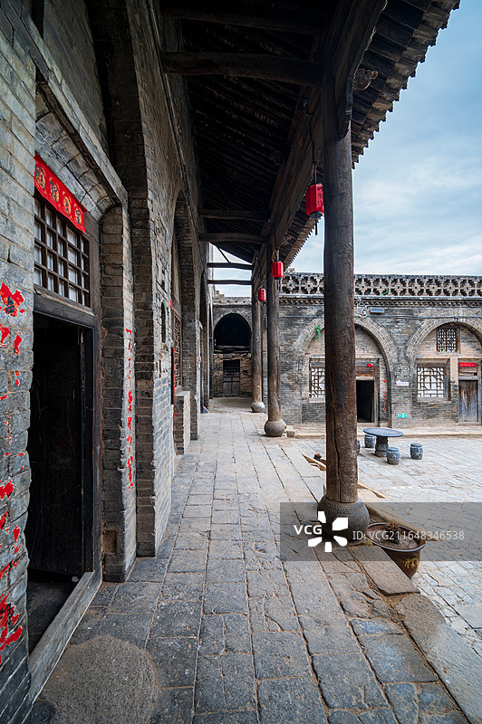 山西临汾汾西县僧念镇师家沟，清代窑洞民居群，依山而建层楼叠院，全国重点文物保护单位实景图片素材