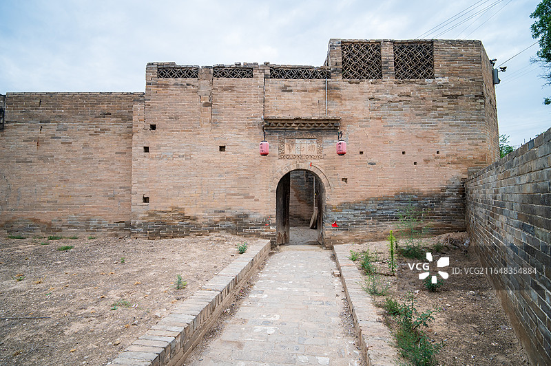 山西临汾汾西县僧念镇师家沟，清代窑洞民居群，依山而建层楼叠院，全国重点文物保护单位实景图片素材