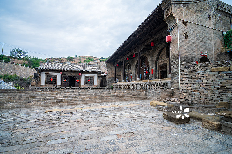 山西临汾汾西县僧念镇师家沟，清代窑洞民居群，依山而建层楼叠院，全国重点文物保护单位实景图片素材