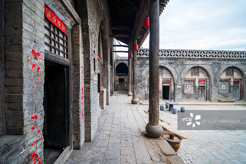 山西临汾汾西县僧念镇师家沟，清代窑洞民居群，依山而建层楼叠院，全国重点文物保护单位实景图片素材