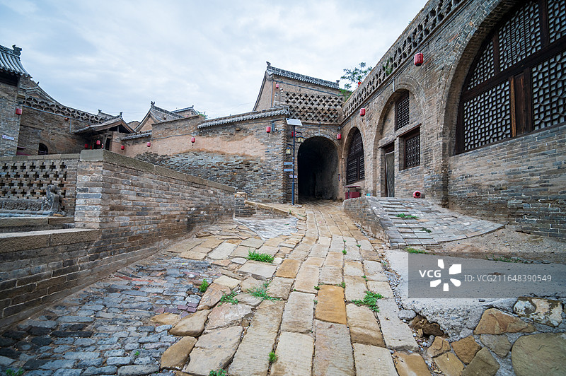 山西临汾汾西县僧念镇师家沟，清代窑洞民居群，依山而建层楼叠院，全国重点文物保护单位实景图片素材