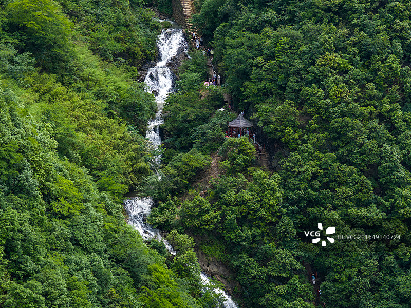 航拍湖南湘潭湘乡昌山曹家坳瀑布和周边村庄图片素材