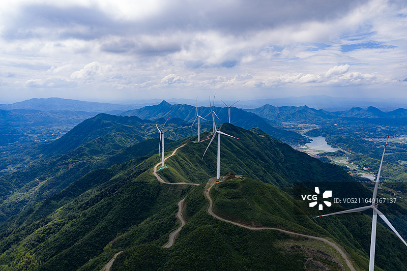 航拍湖南湘潭湘乡昌山风力发电场图片素材