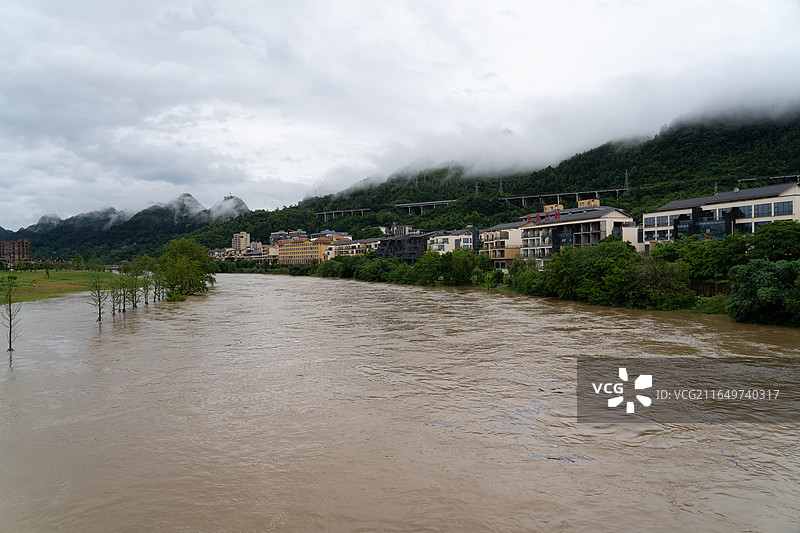 浑浊河水漫堤淹没河岸植被建筑图片素材