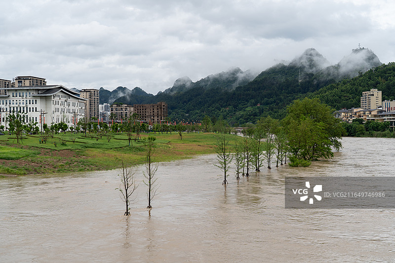 洪水淹没河岸树木城市建筑背景图片素材