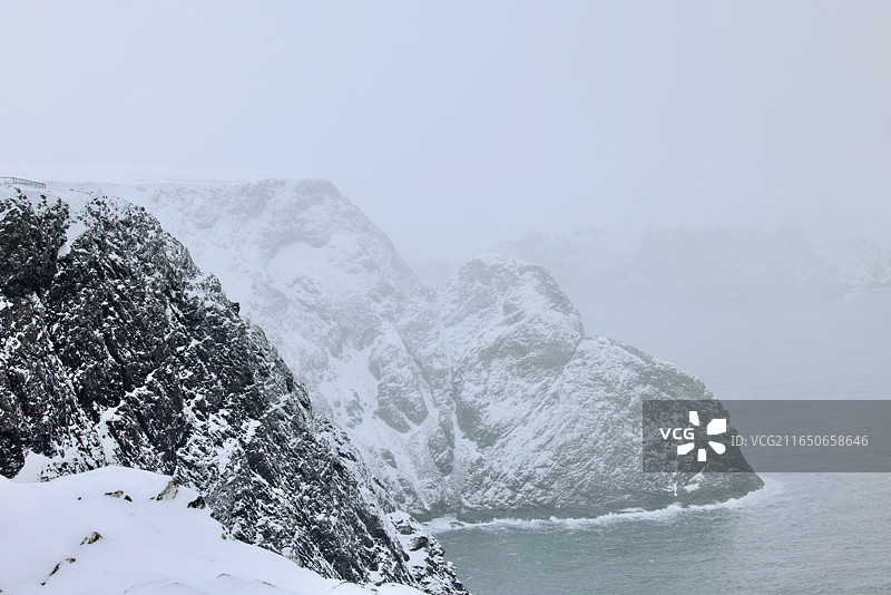 冬季暴雪天气挪威北角积雪临海悬崖与北冰洋海面风光图片素材