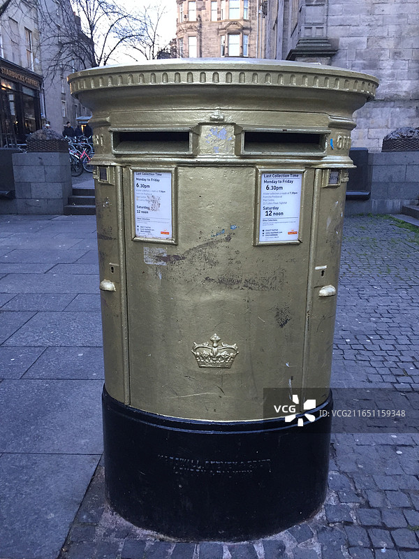 英国 爱丁堡 爱丁堡旧城 Royal Mail皇家邮政2012伦敦奥运会冠军克里斯·霍伊纪念金色邮筒图片素材